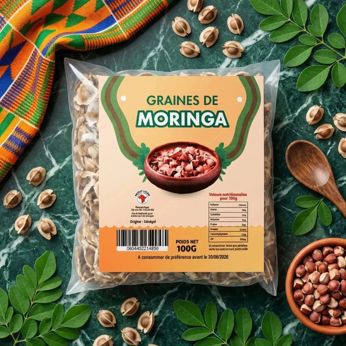 Zakje moringazaden (NUMBER ONE, oorsprong Senegal) op een groen gemarmerde achtergrond met bladeren.