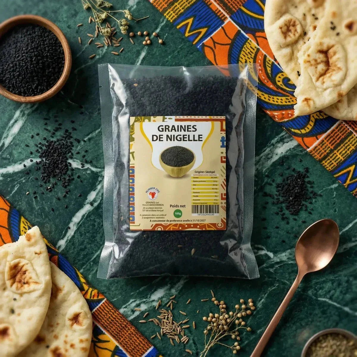 Nigellazaad NUMBER ONE op een tafel met naanbrood, een lepel en kruiden.