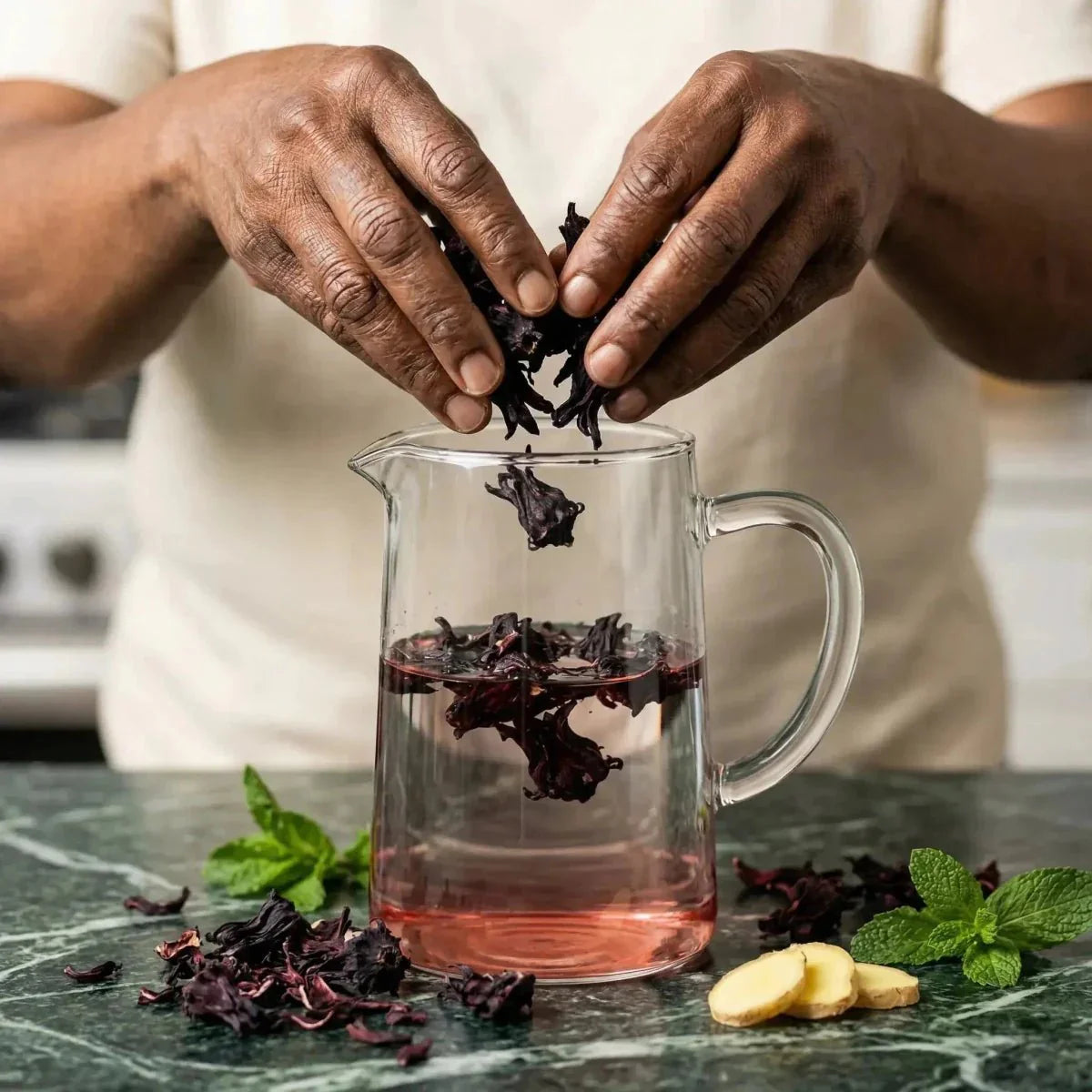 Griffes de Lion NUMBER ONE : préparation de thé à l'hibiscus dans une carafe en verre avec du.