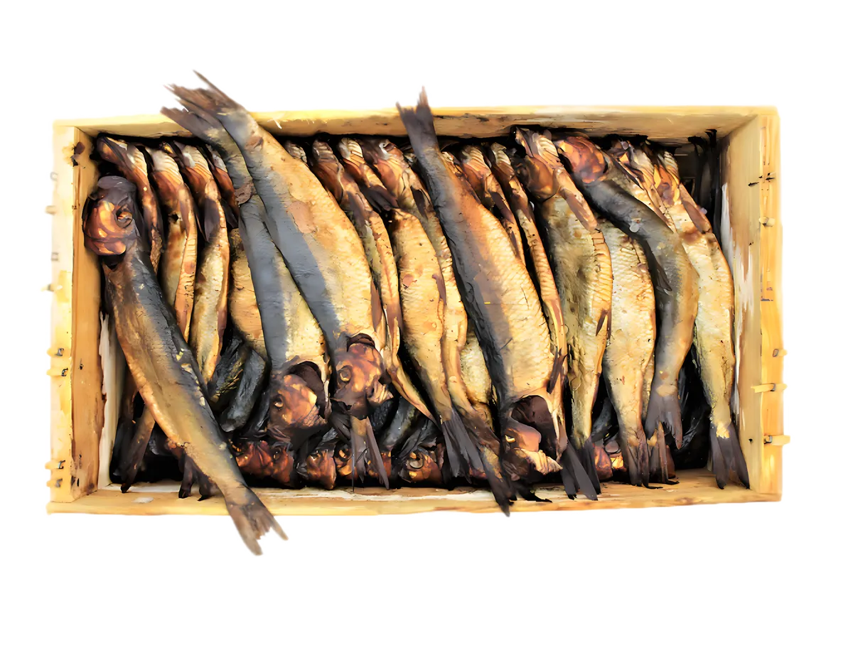 Caisse en bois remplie de harengs fumés salés entiers. Poisson surgelé à texture ferme, idéal pour vente en gros ou restauration.