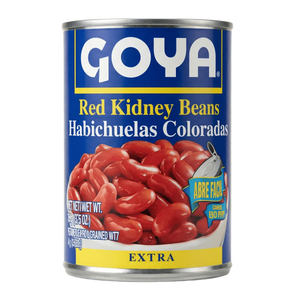 Boîte de conserve GOYA de haricots rouges sur fond noir.