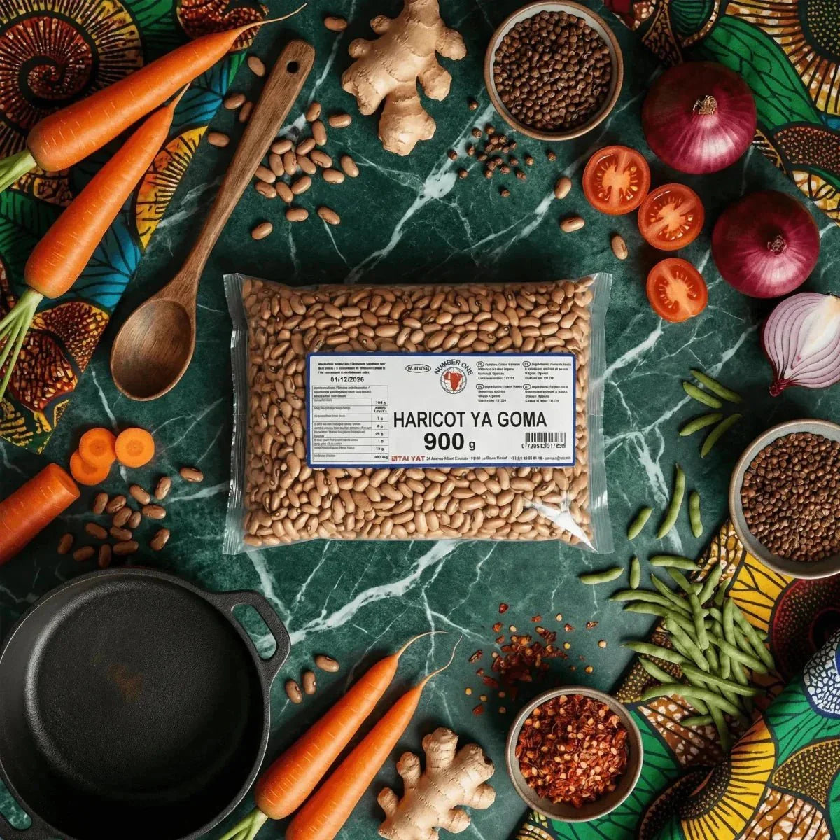 Haricot Ya Goma NUMBER ONE 900g sur une table avec légumes, épices, ustensiles et tissu coloré.