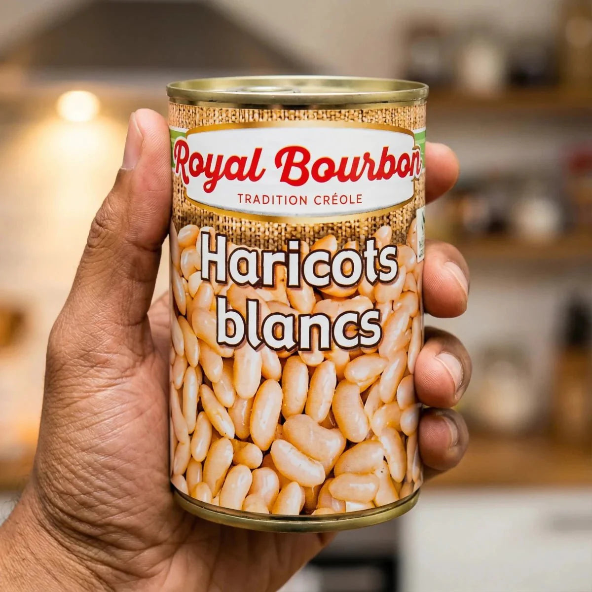 Dose weiße Bohnen von Royal Bourbon, mit dekorativem Etikett und rustikalem Aussehen.
