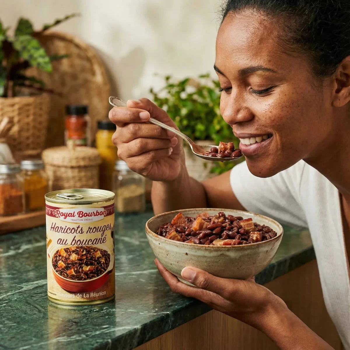 Haricots rouges au Boucané ROYAL BOURBON. Un consommateur déguste ce plat créole préparé.