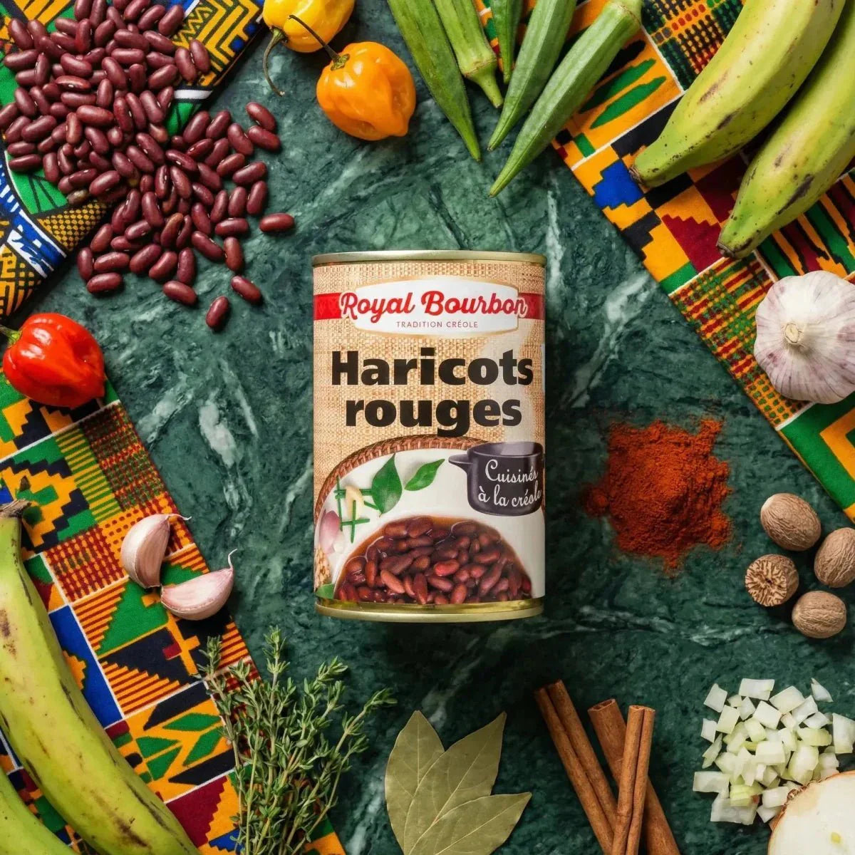 Scatola di Fagioli rossi Royal Bourbon 400g, circondata da ingredienti freschi e tessuti colorati.