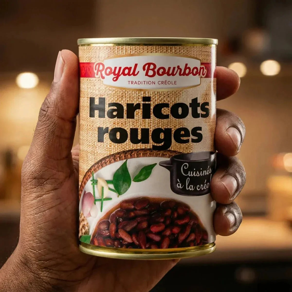 Una mano tiene una lattina Royal Bourbon di fagioli rossi cucinati alla creola.
