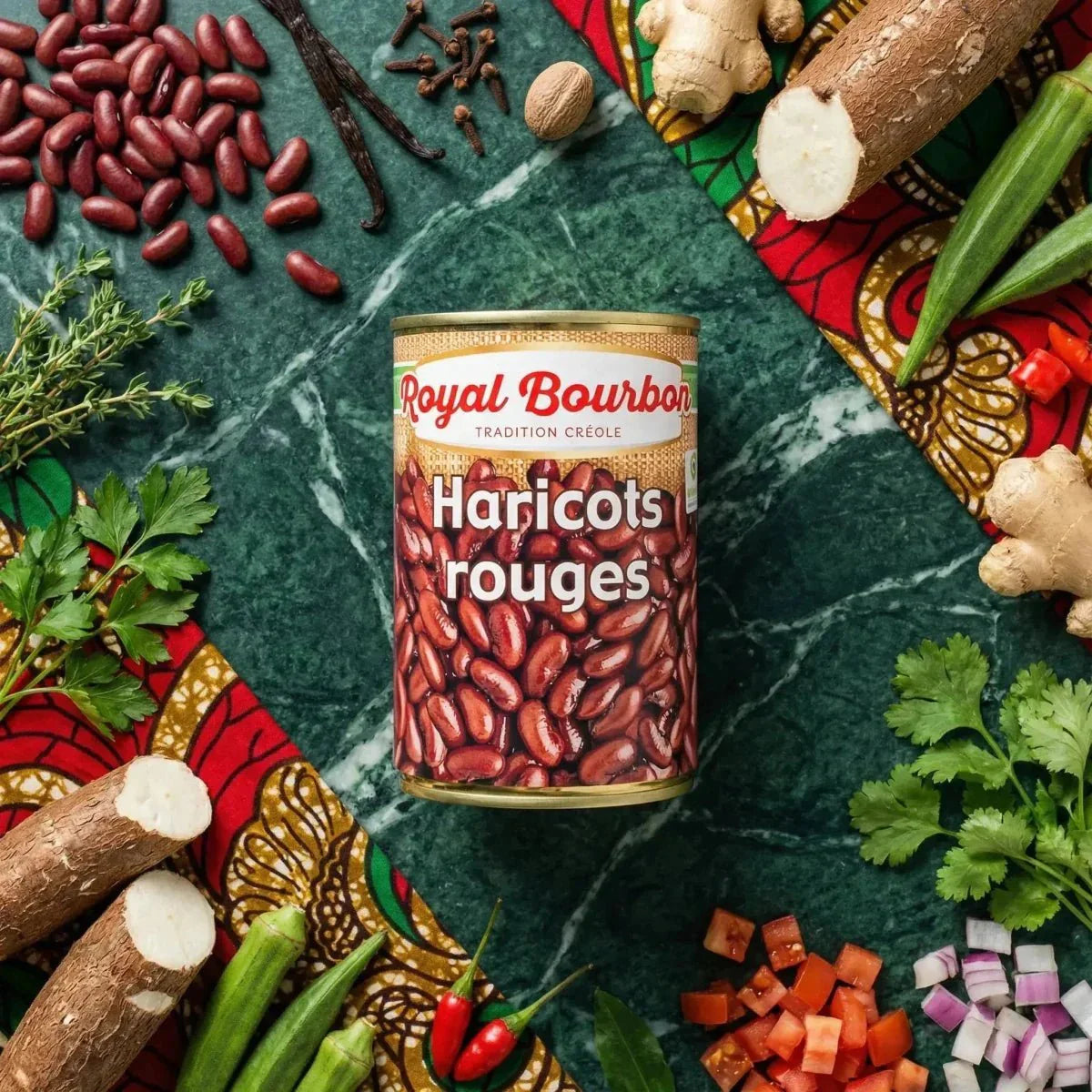 Haricots rouges ROYAL BOURBON 400g. La canne est entourée d'ingrédients frais sur une surface.