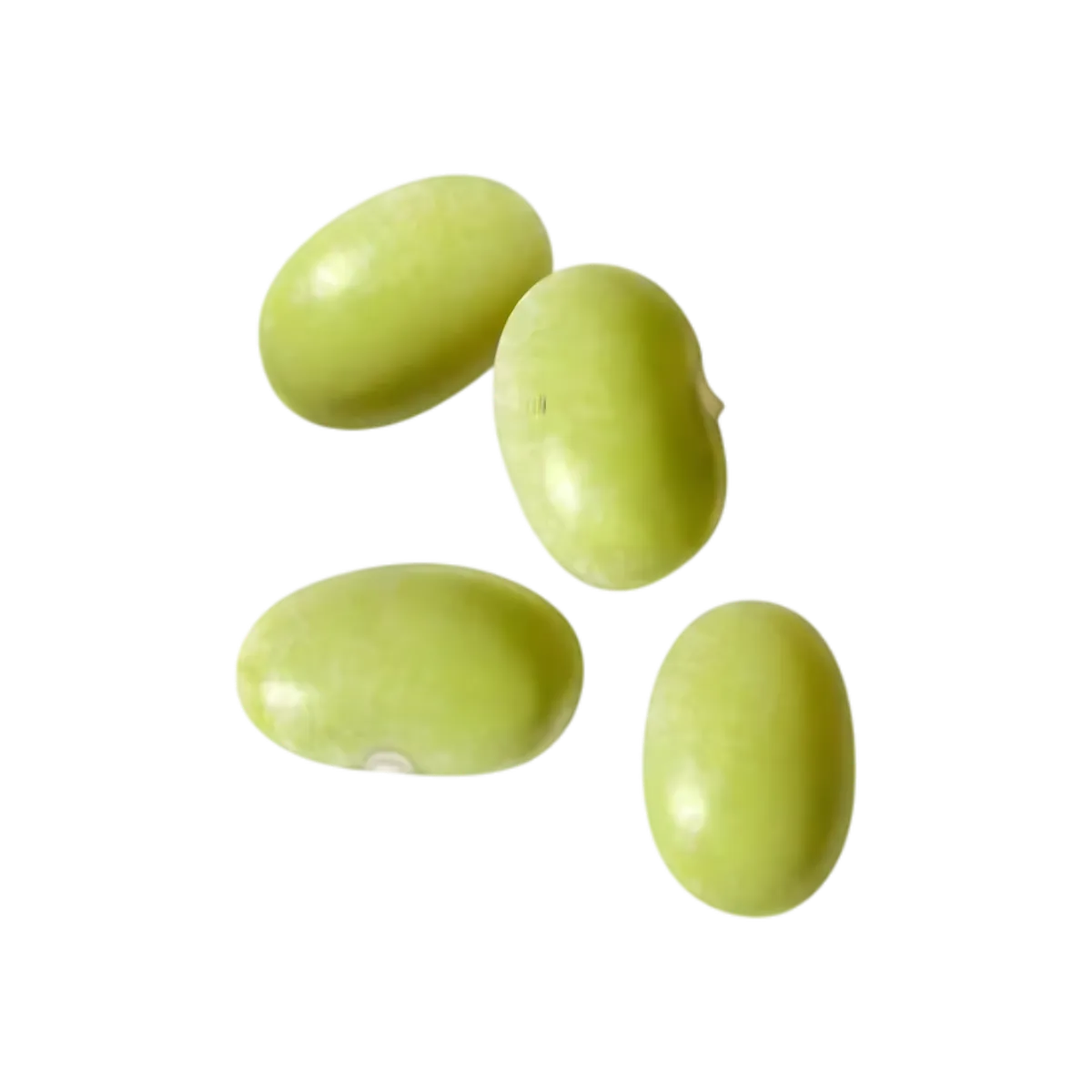 Gros plan sur quatre haricots verts Lima brillants, texture lisse et couleur verte, parfaits pour plats nutritifs en épicerie salée.