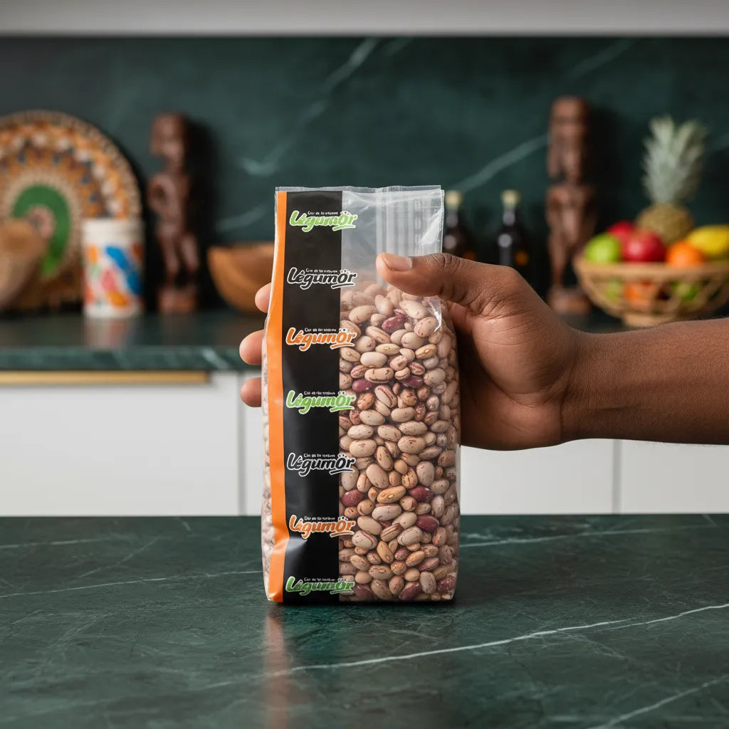 Sachet de Cocos roses LEGUMOR tenu à la main, légumineuse nutritive pour cuisine saine et source de protéines végétales.