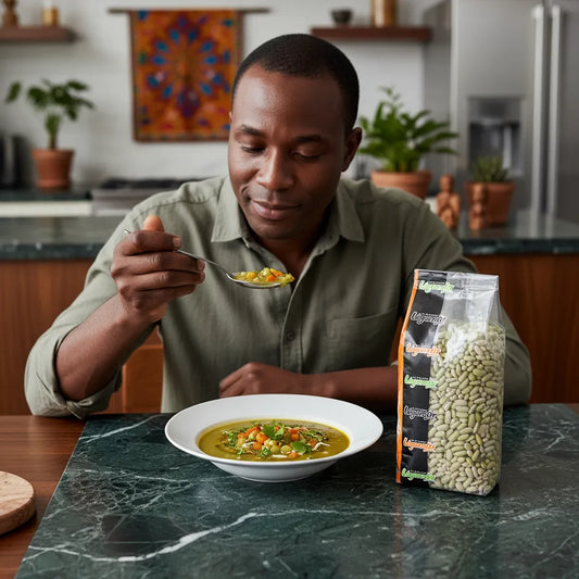 Homme dégustant une soupe aux flageolets verts LEGUMOR. Produit parfait pour recettes chaudes, apprécié pour sa texture et son goût délicat.