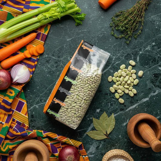 Sachet de flageolet vert LEGUMOR posé sur table avec légumes frais. Produit d'épicerie salée pour recettes traditionnelles ou créatives.