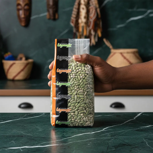 Main tenant un sachet de flageolet vert LEGUMOR, produit d'épicerie salée. Idéal pour plats équilibrés grâce à sa texture tendre et goût subtil.