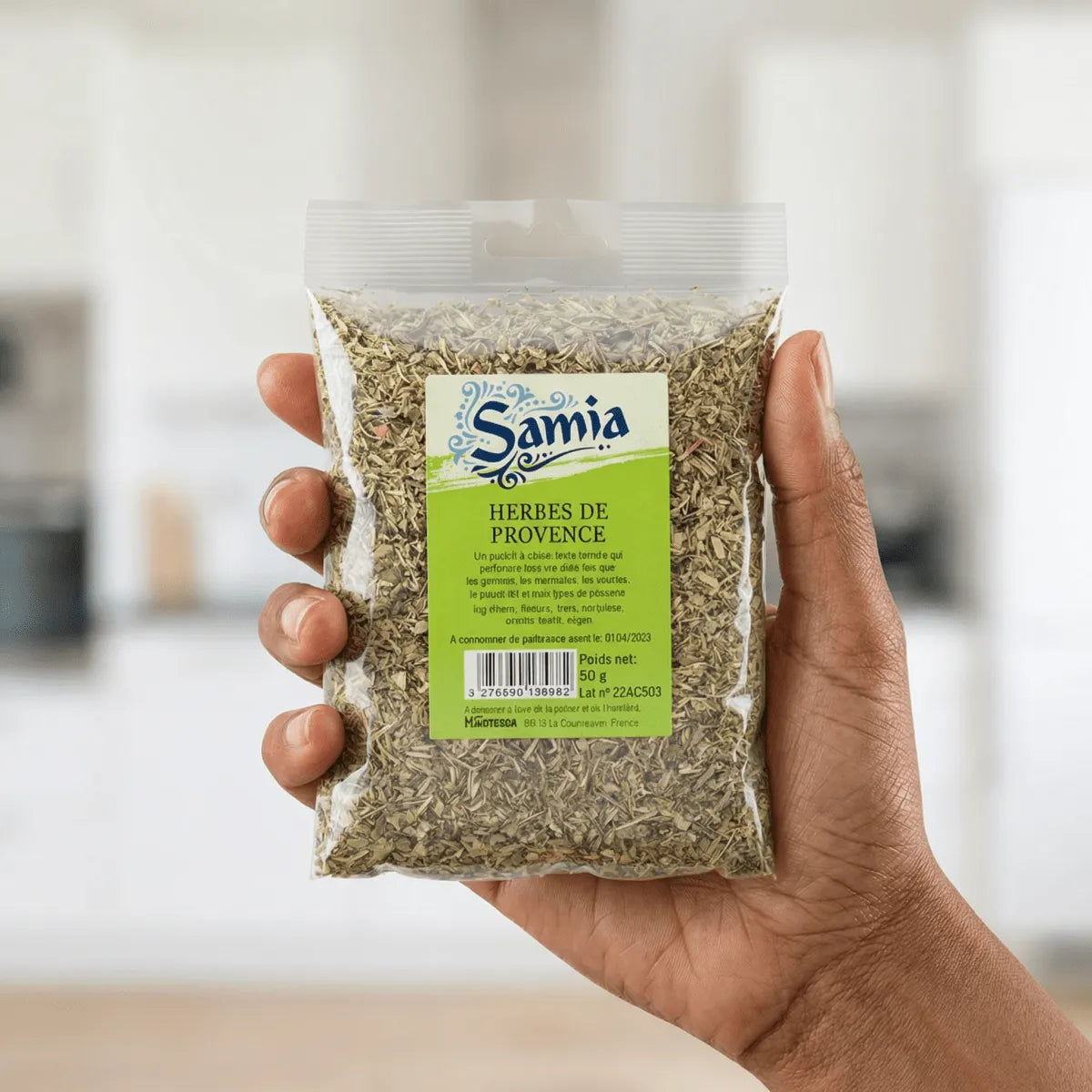 Herbes de Provence, par Samia, présentées dans un sachet en plastique transparent.