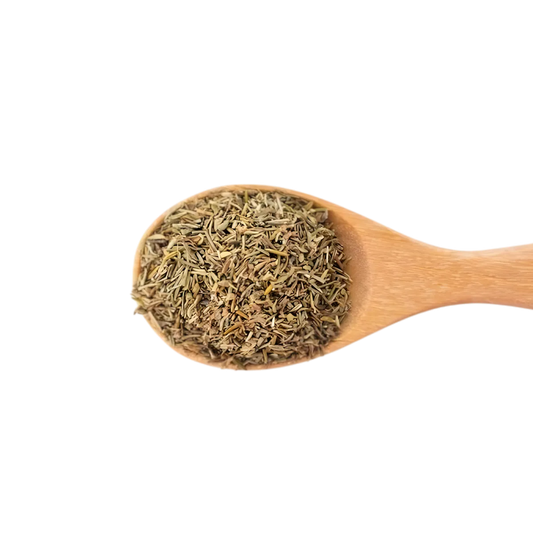 Cuillère en bois remplie d'Herbes de Provence SAMIA, mélange aromatique parfait pour rehausser légumes, viandes et sauces méditerranéennes.