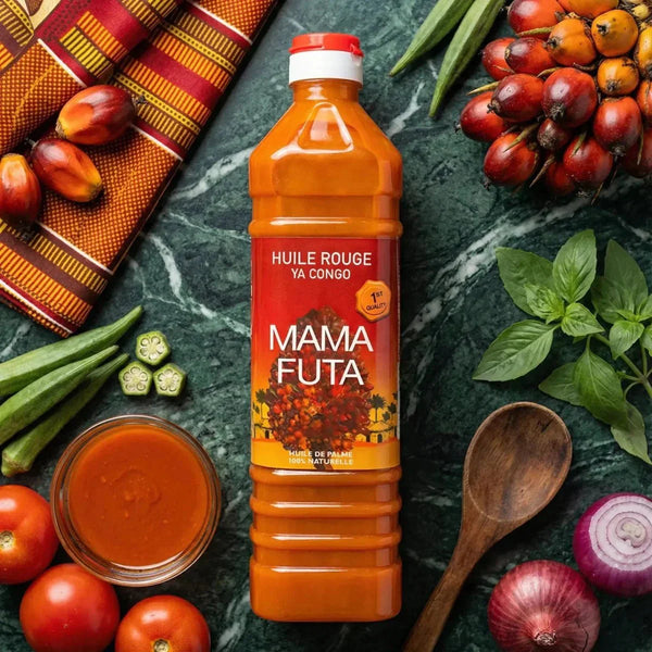 Huile de palme MAMA FUTA, 750g. Bouteille sur une table avec ingrédients et tissu africain.
