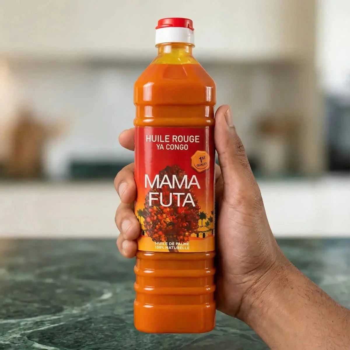 Aceite de palma rojo de Mama Futa, presentado en botella de plástico, sostenido en una mano.