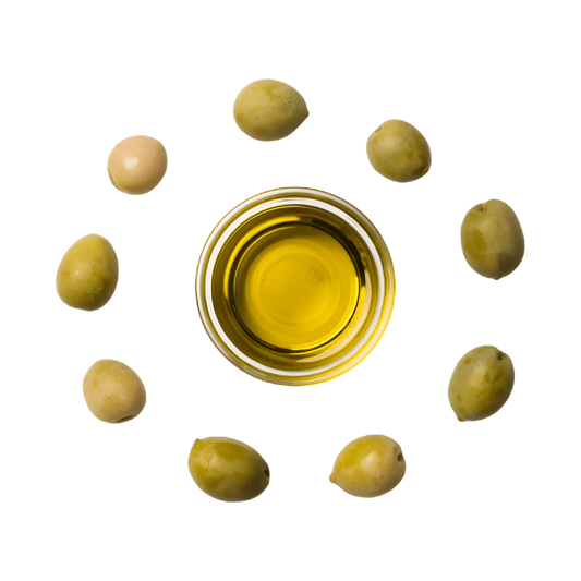 Bol d'huile d'olive entouré d'olives vertes, illustrant la richesse et la pureté de l'huile d'olive PUGET - Goût riche | Polyvalence culinaire.