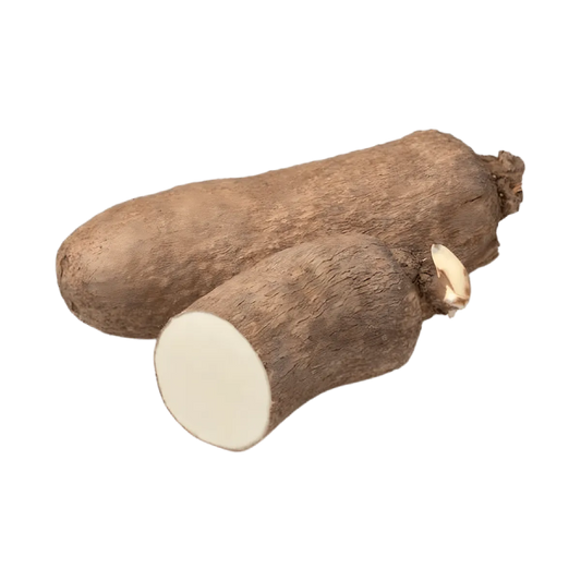 Igname frais coupé montrant sa chair blanche, source naturelle de nutriments pour recettes traditionnelles et modernes.