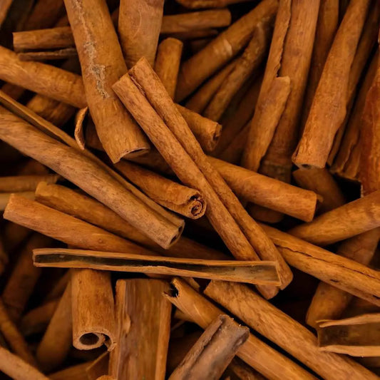 Bâtons de cannelle naturelle, ingrédient clé de l'Infusion Circulation BIO PROPHYTAMINE. Saveur épicée pour infusion bien-être.