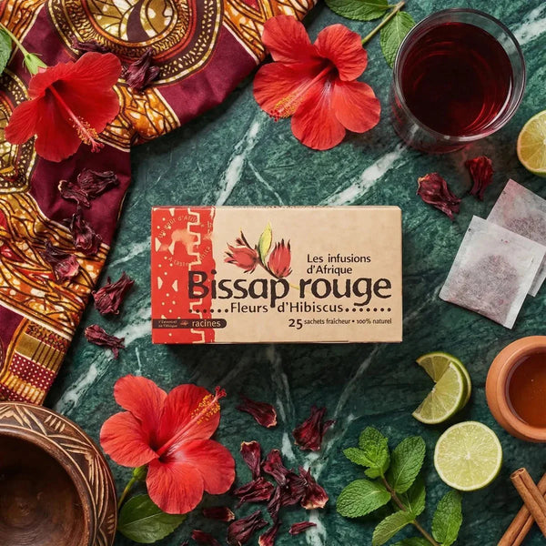 Image publicitaire pour l'infusion Bissap Rouge Racines. Fleurs d'hibiscus, citron vert.