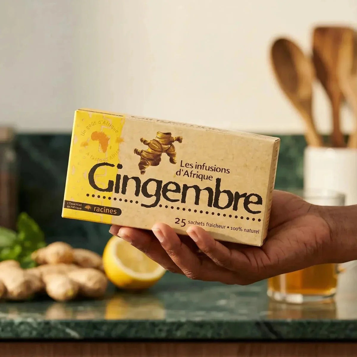Infuso allo zenzero d'Africa di Racines, presentato nel suo imballaggio su sfondo di cucina.