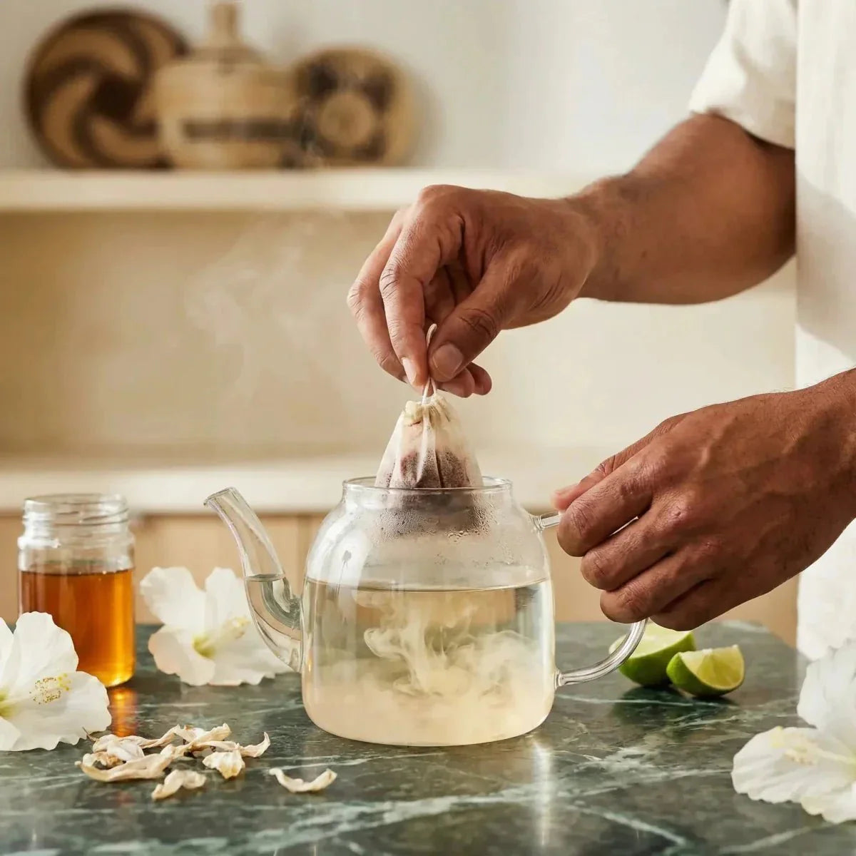 Infusion RACINES Afrique hibiscus blanc BIO. Préparation d'une tisane dans une théière en verre.