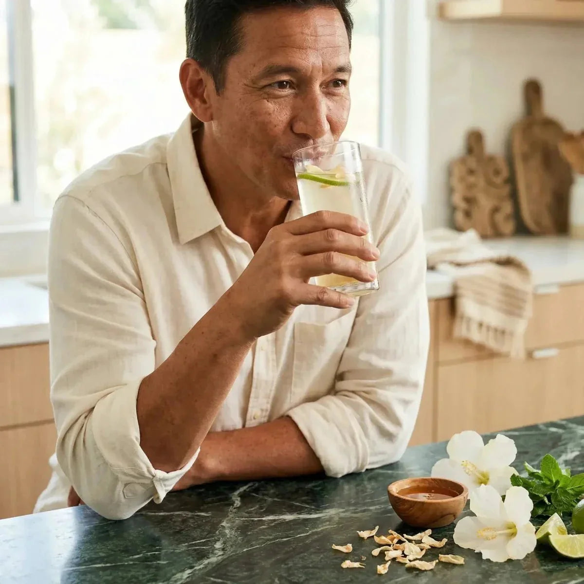 Racines, Infusion Afrique hibiscus blanc BIO, 40g. Homme buvant une boisson avec hibiscus.