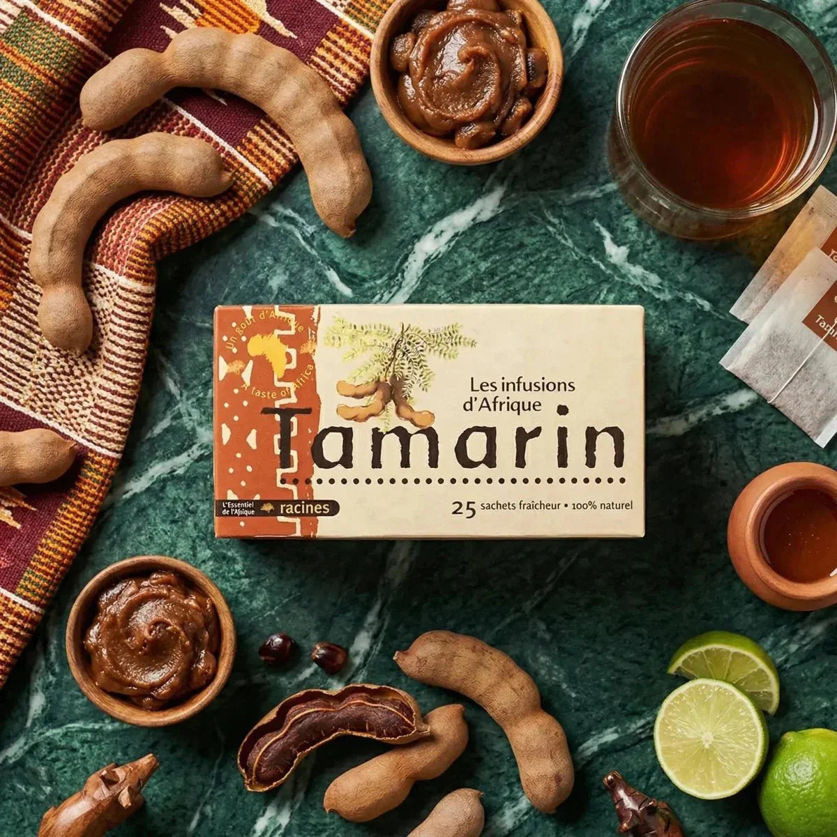 Afrikaanse tamarinde-infusie RACINES: doos met zakjes, verse tamarinde, tamarindepasta.