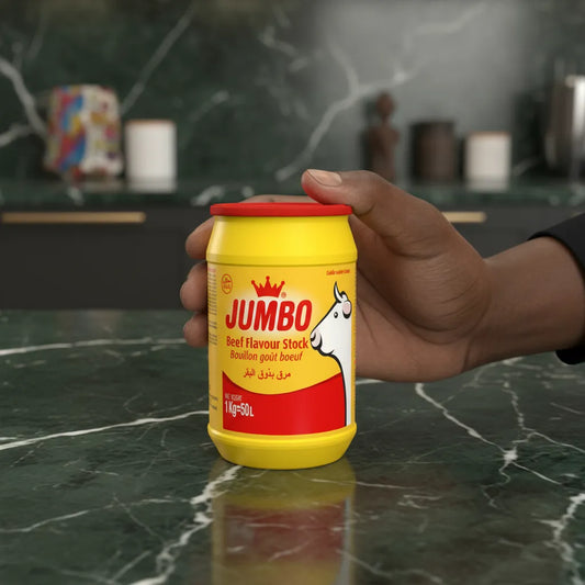 Main tenant un pot de bouillon poudre boeuf JUMBO - Assaisonnement pratique pour rehausser le goût des recettes maison.