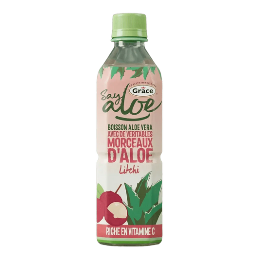 Grace Say Aloe-drank met lychee, in een doorzichtige fles. Illustratie van de vrucht.