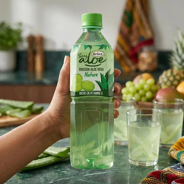 Jus d'Aloe vera GRACE Nature, 1L. Bouteille tenue à la main, verres remplis.