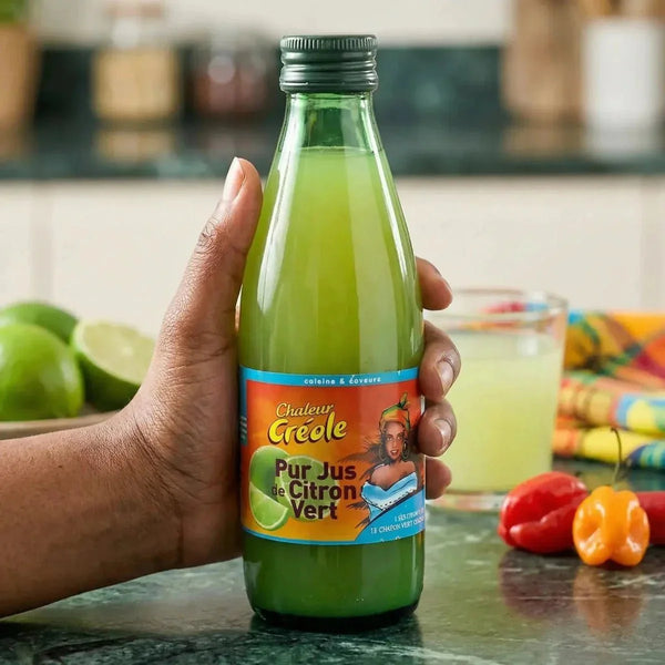 Bouteille de jus de citron vert CHALEUR CRÉOLE tenue à la main.