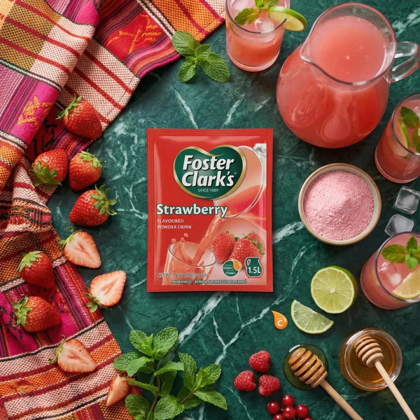 Image FOSTER CLARKS: poudre pour boisson saveur Fraise. Nappe colorée, fraises fraîches.