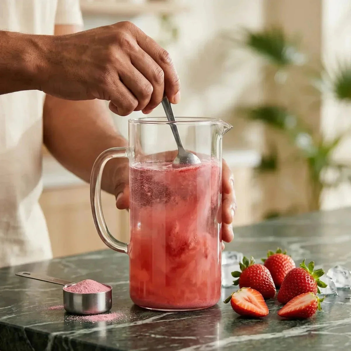 FOSTER CLARKS Succo in polvere Fragola. Immagine di una persona che prepara una bevanda con fragole.