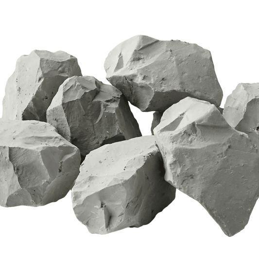 Natuurlijke grijze kaolien, 100g. Gestapelde grijze kaolienstenen.