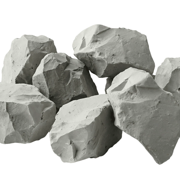 Kaolin gris naturel, 100g. Pierres de kaolin grises empilées.