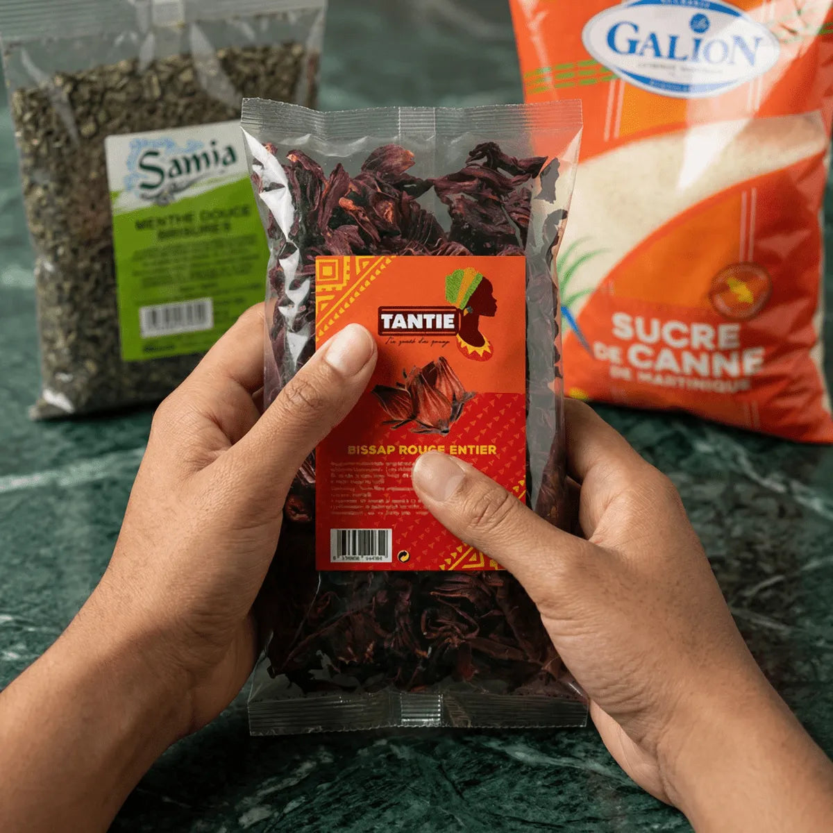 Zelfgemaakte Senegalese Bissap-kit met hibiscus van TANTIE, inclusief munt.