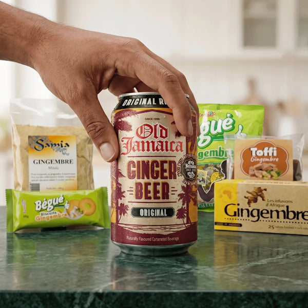 Main qui saisit la canette de ginger beer OLD JAMAICA devant les autres produits du kit découverte gingembre