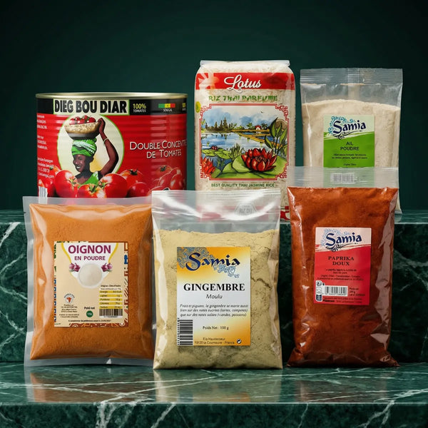 Kit jollof rice NKOSI, vue d'ensemble : concentré de tomate, riz et épices du kit, photographiés sans le bouillon de poulet JUMBO