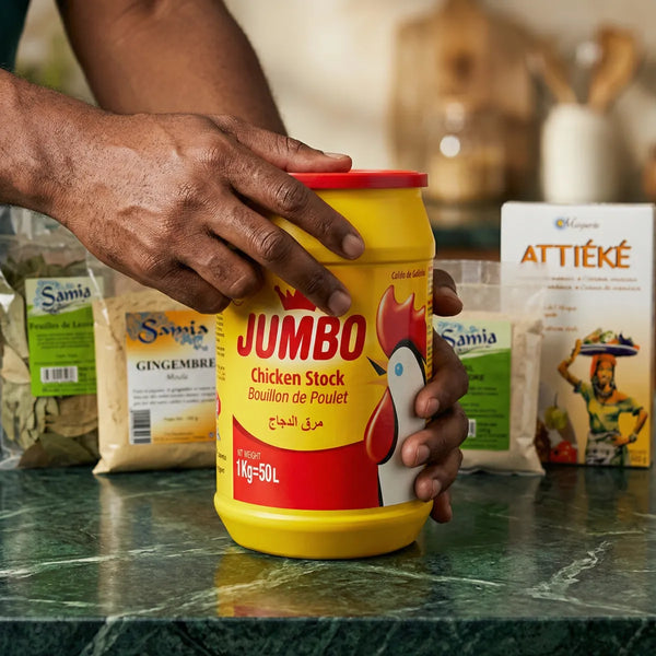 Un récipient jaune Jumbo Chicken Stock tenu par des mains, avec des épices Samia.