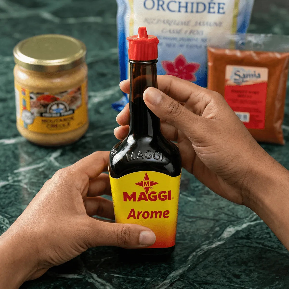 Maggi Aroma-kruiden in handen op een groene marmeren tafel.