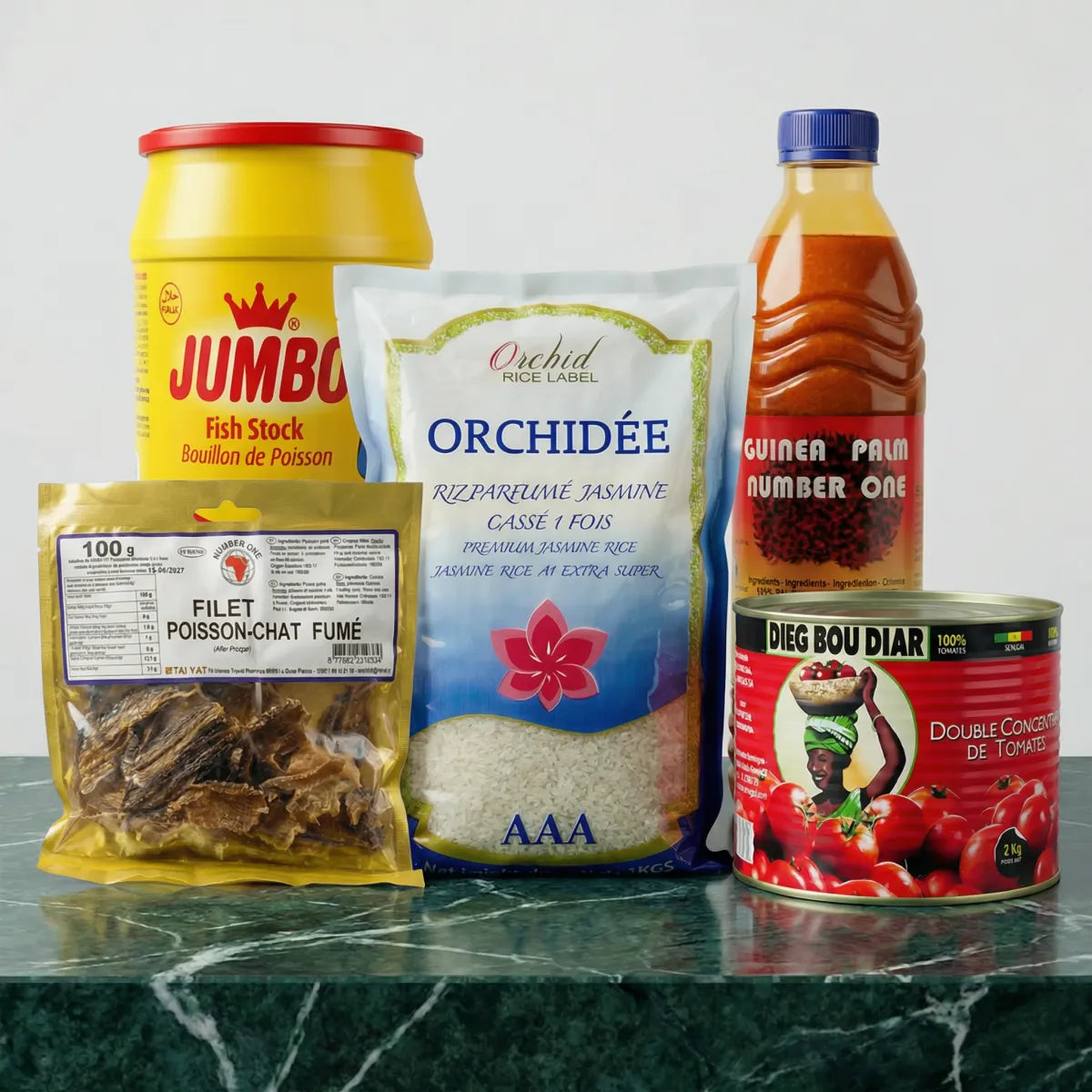 Diverse Afrikaanse voedingsproducten op een toonbank: Jumbo visbouillon, Orchidée rijst.