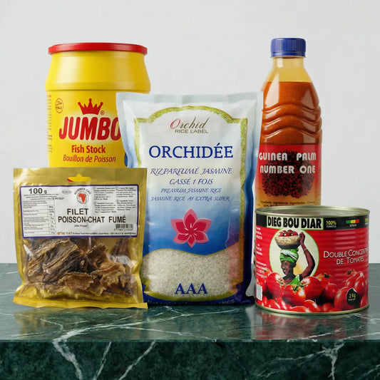 Diverse Afrikaanse voedingsproducten op een toonbank: Jumbo visbouillon, Orchidée rijst.