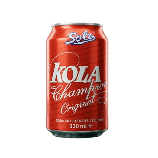 Kola Champion SOLO en canette de 330mL. Boisson gazeuse rafraîchissante. Fond uni vert forêt.