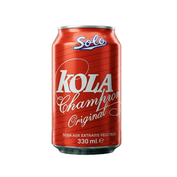 Kola Champion SOLO in 330 ml Dose. Erfrischendes kohlensäurehaltiges Getränk. Einfarbiger dunkelgrüner Hintergrund.
