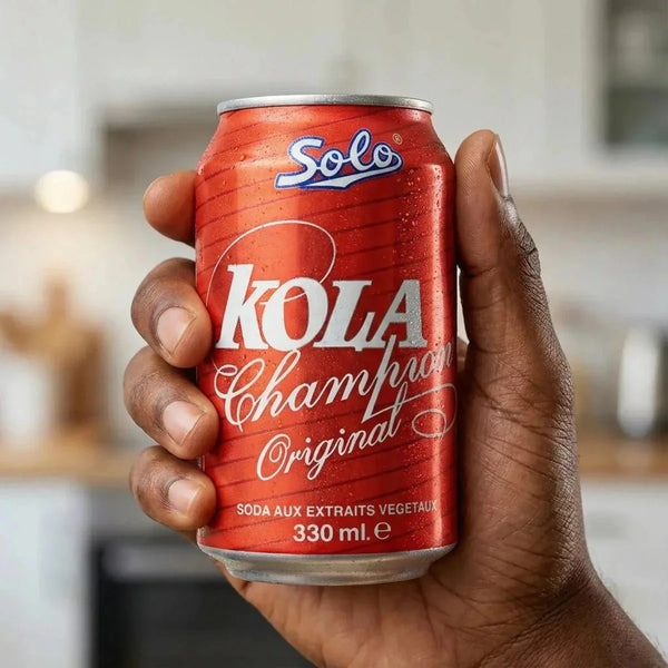 Dose Kola Champion SOLO 330 ml, gehalten von einer Hand. Erfrischungsgetränk vor Küchenszene.