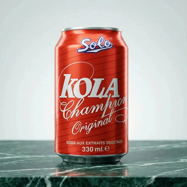 Dose Kola Champion von SOLO, 330 ml, auf einer grünen Marmoroberfläche vor hellem Hintergrund.