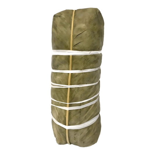 Kwanga emballée dans des feuilles de bananier, pâte de manioc frais à texture unique. Produit d'épicerie salée à saveur authentique africaine.