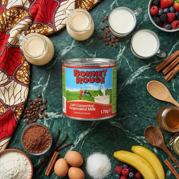 Lait concentré non sucré BONNET ROUGE (170g) sur un plan de travail avec ingrédients de cuisine.