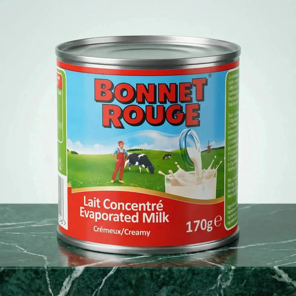 Lait concentré non sucré par Bonnet Rouge, en conserve sur fond vert marbré.
